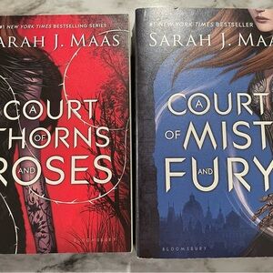 A Court of Thorns and Roses & A Court of Mist and Fury oop set